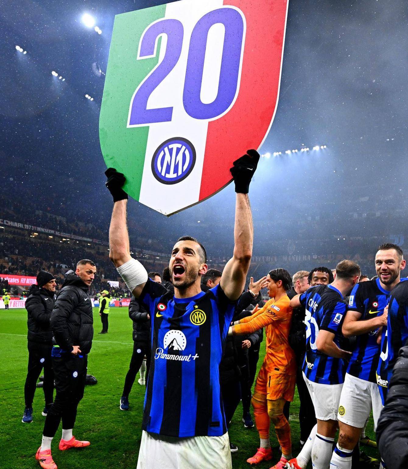 包含国米中场因伤退出国家队备战欧锦赛资格赛的词条