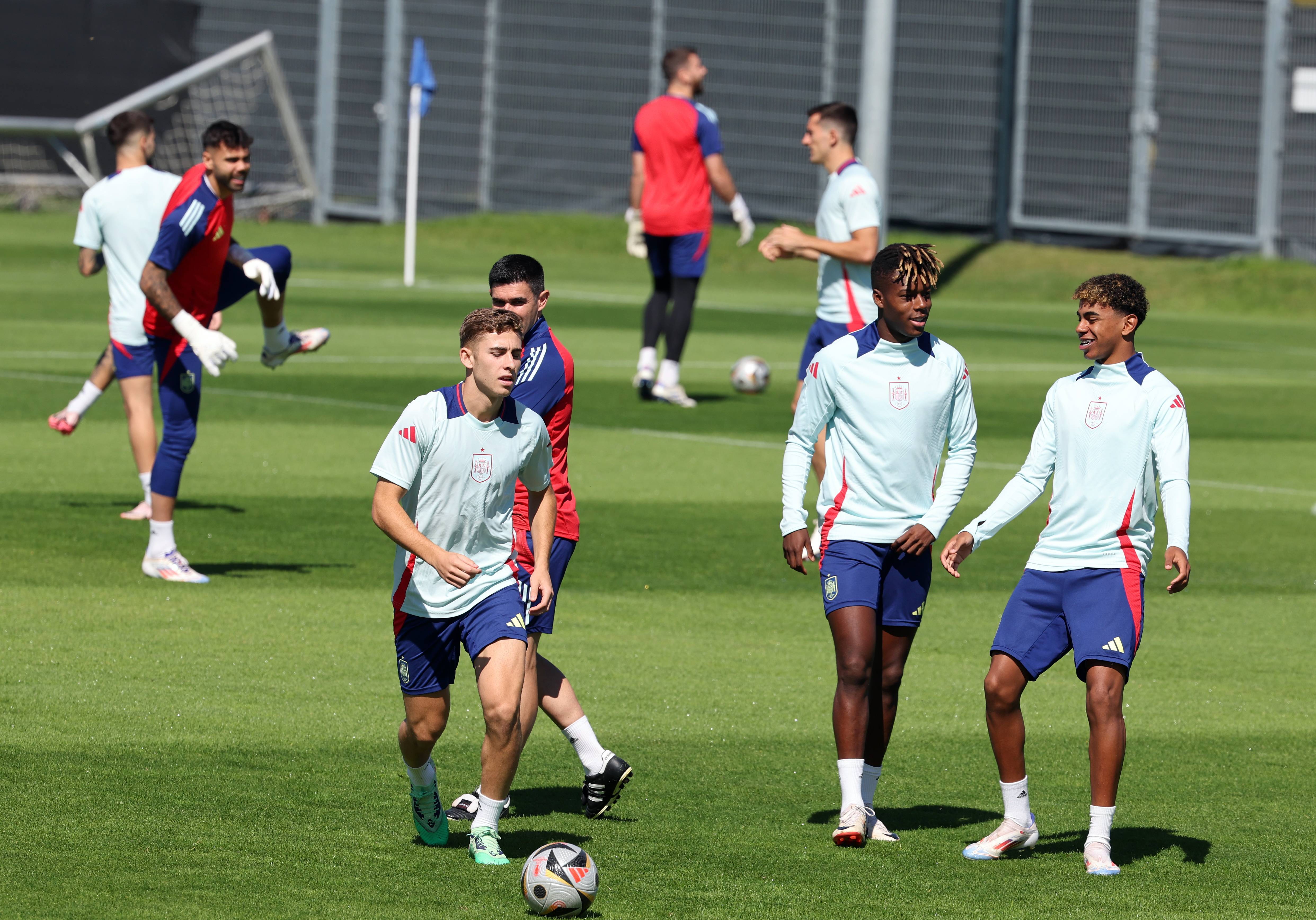 关于被看好的法国队在欧预赛中频出纰漏，球迷议论纷纷的信息