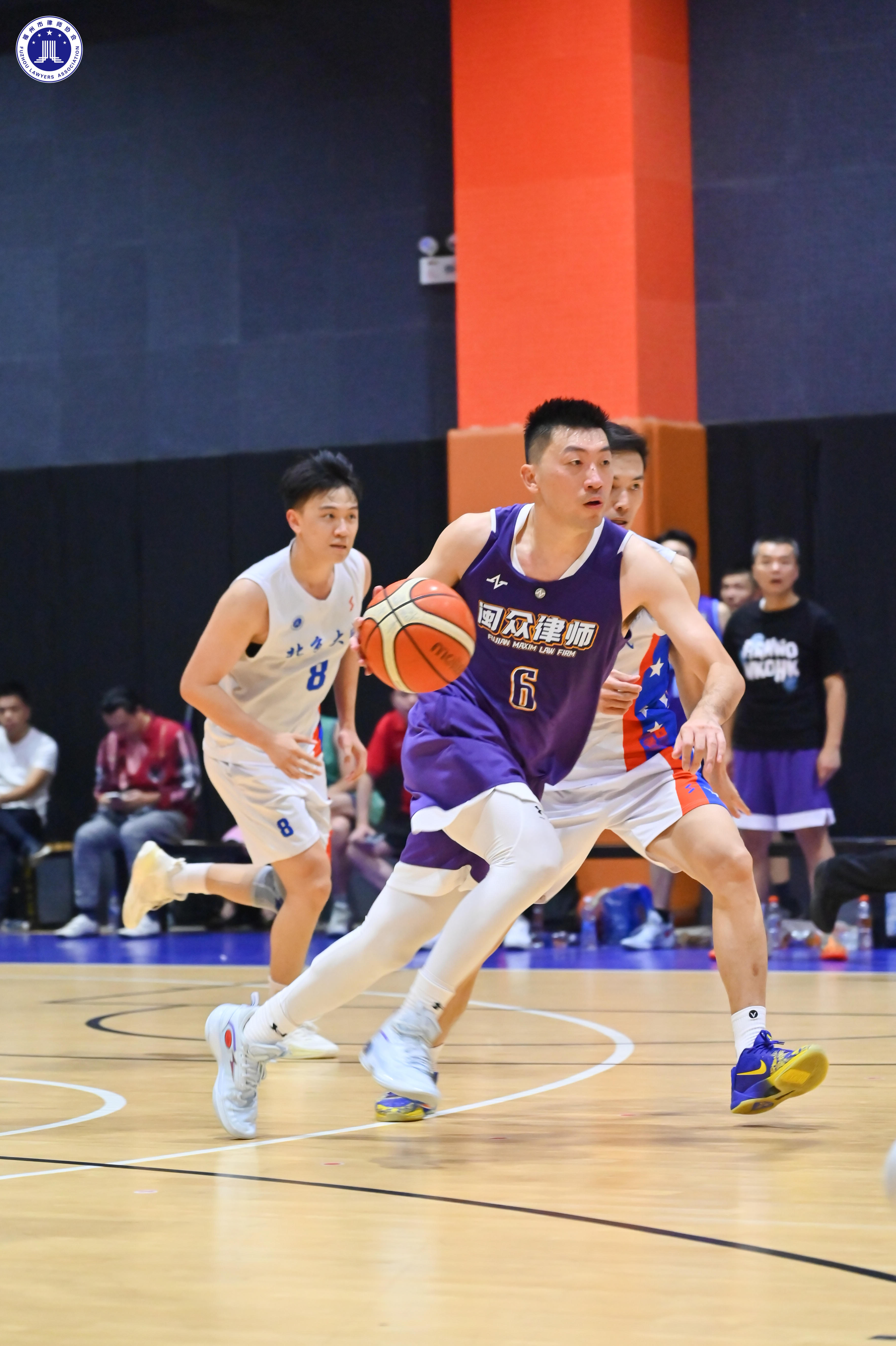 篮球场上球员风采十足,赢得观众喜爱 篮球场上球员风采十足,赢得观众喜爱