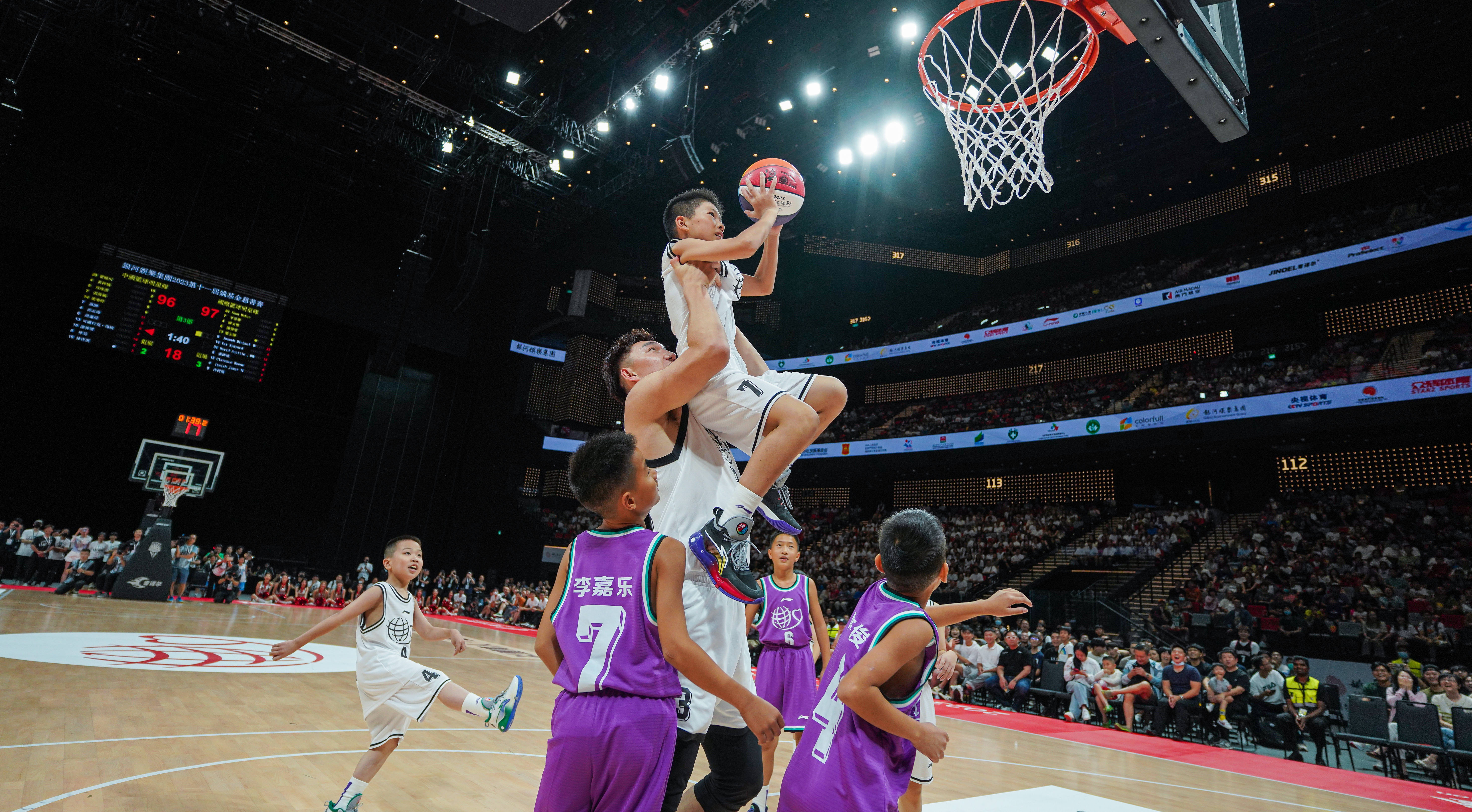 篮球场上球员风采十足,赢得观众喜爱 篮球场上球员风采十足,赢得观众喜爱