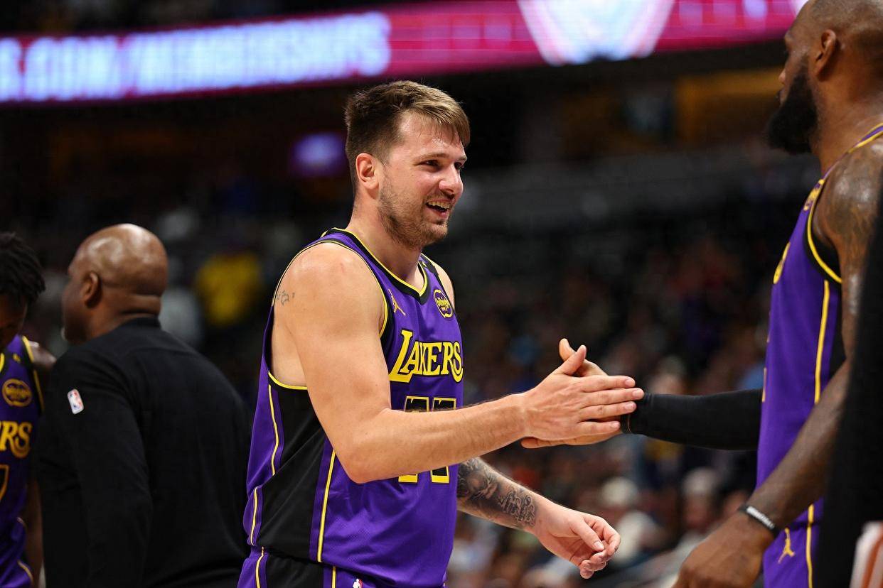 东契奇回归赛场，问鼎冠军首场状态亮眼，SKT观众沸腾！